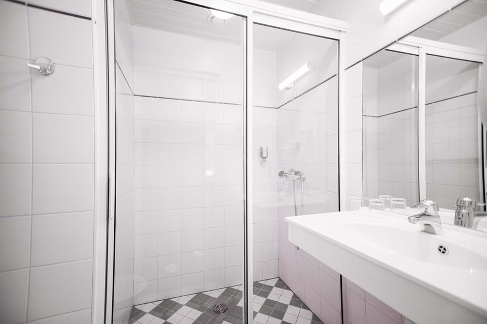 Standard Double Room | Bathroom | Shower, rainfall showerhead, hair dryer, towels