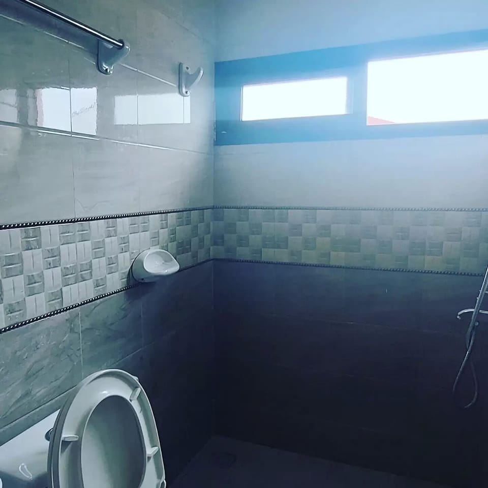 Panoramic Studio Suite | Bathroom | Shower, rainfall showerhead, free toiletries, bidet