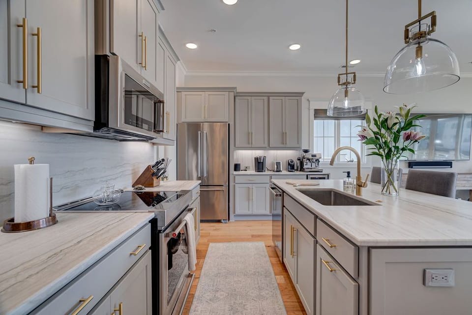 Chefs kitchen with induction stove/wine fridge/nespresso