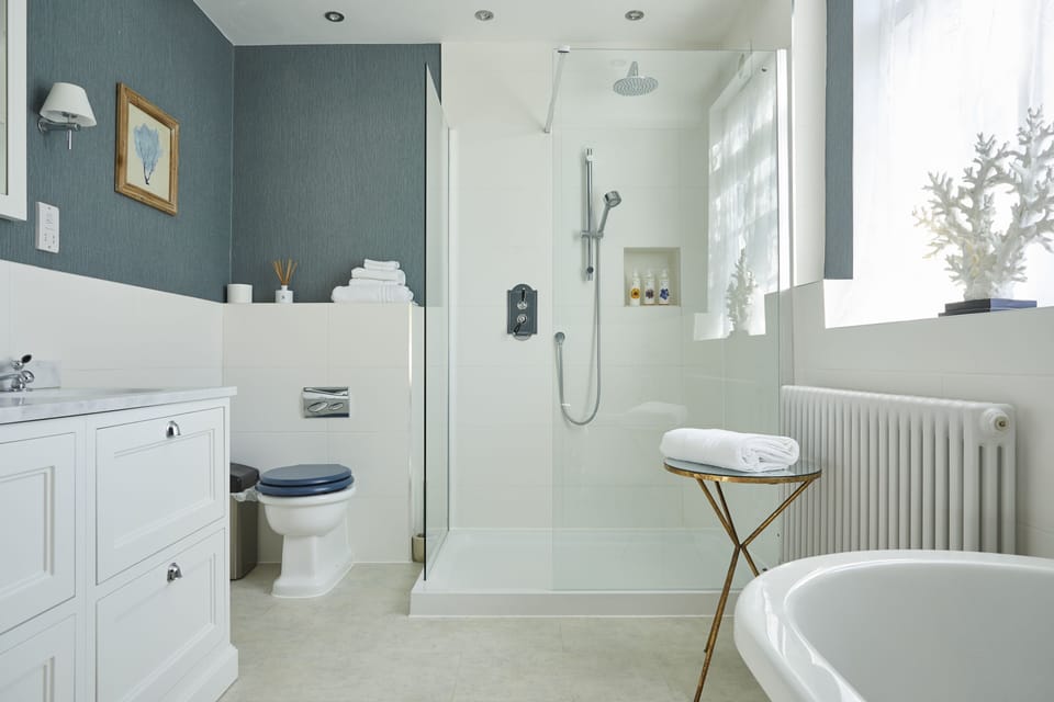 Premier Double Room, Ensuite | Bathroom | Hair dryer, towels