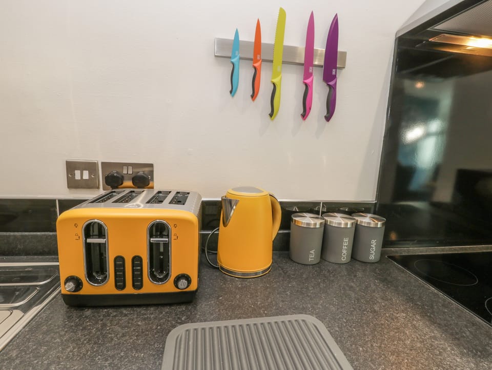 Cottage | Private kitchen | Fridge, microwave, dishwasher, electric kettle