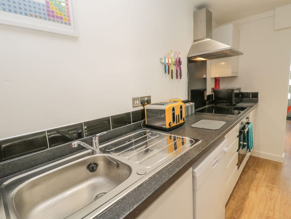 Cottage | Private kitchen | Fridge, dishwasher, electric kettle, cookware/dishes/utensils