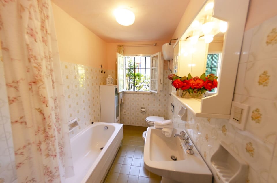 Bathtub, Plumbing Fixture, Property, Bathroom, Building, Interior Design, Architecture, Window, Mirror, Plant