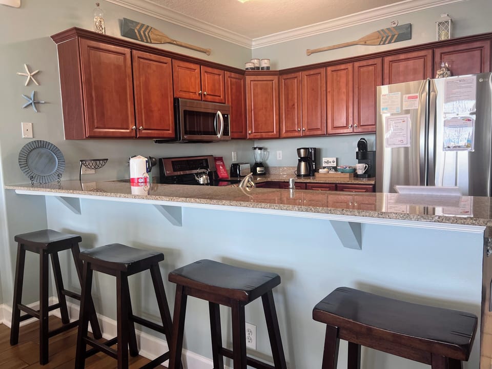 Eat-in bar seats 4