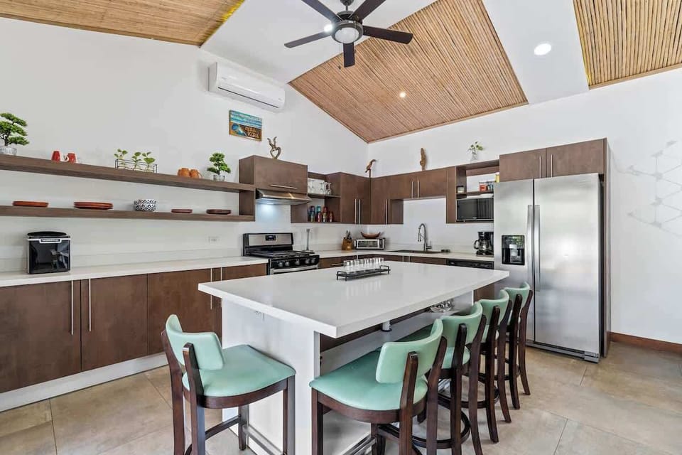  Well-equipped kitchen with island seating