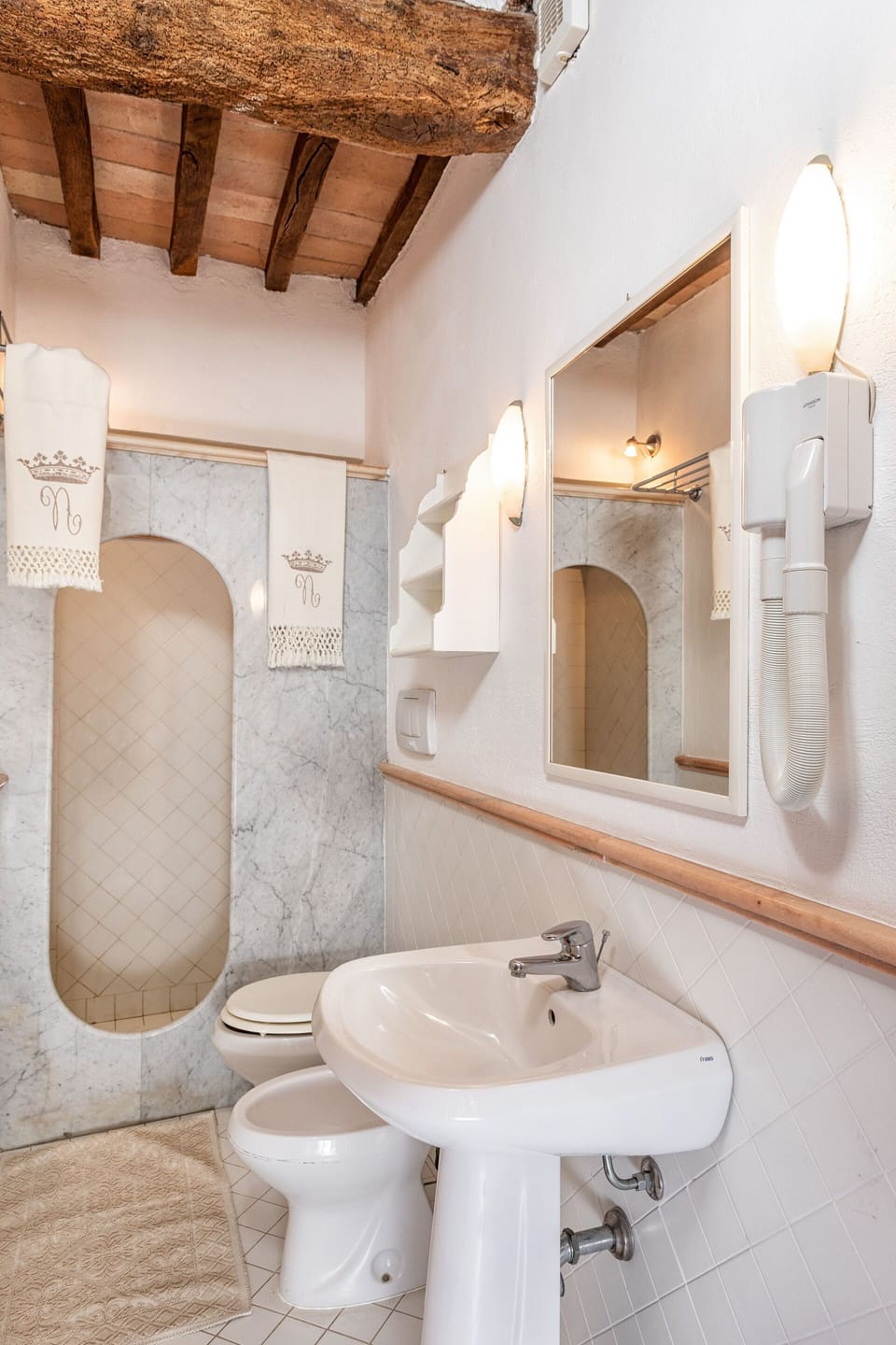 agriturismo-la-papessa-chianti-san-donato-farmhouse-gardenia-bathroom