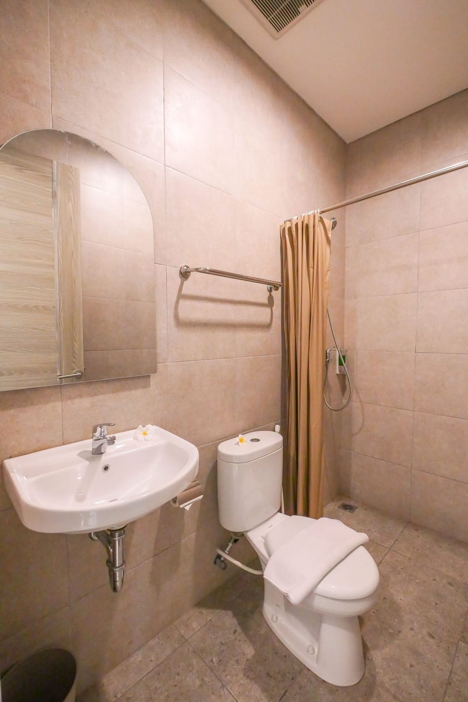 Superior Room (Twin Bed) | Bathroom | Shower, hydromassage showerhead, free toiletries, towels