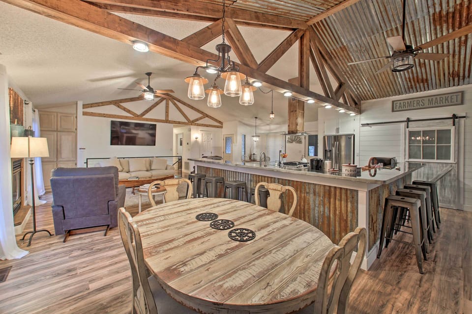 Dining Area | Dishware & Flatware Provided