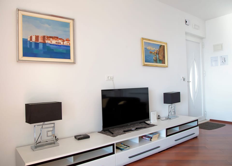 Exclusive Apartment | Living room | 104-cm LCD TV with digital channels, TV
