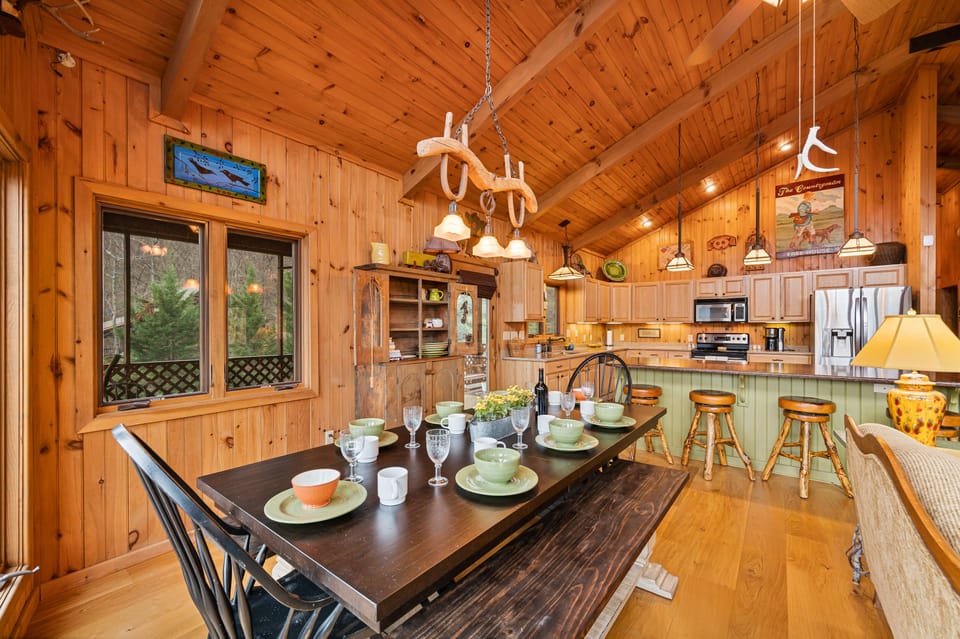 A large dining table and the counter will ensure everyone can enjoy a family dinner together 