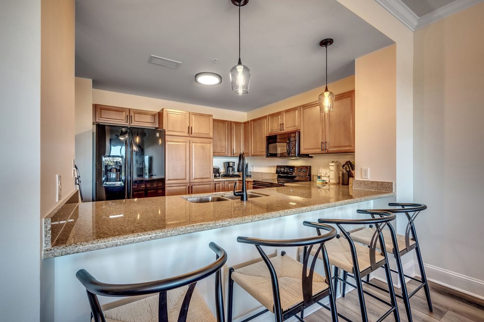 Eat-in bar seating for 4