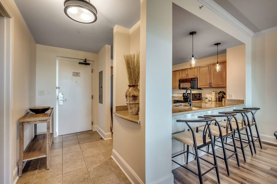 Kitchen with eat-in bar