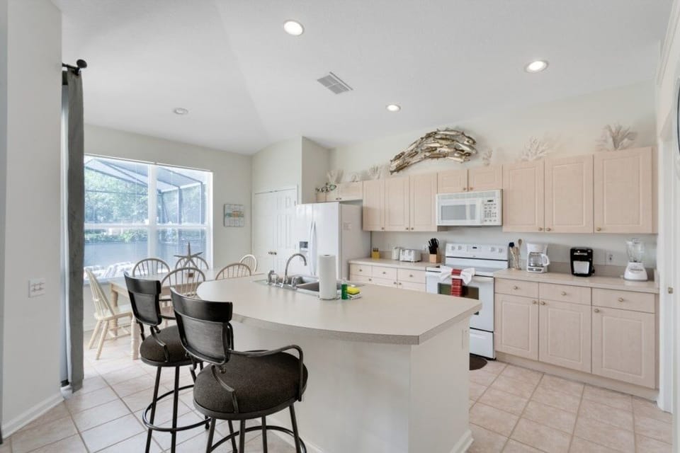 Villa, 4 Bedrooms | Private kitchen | Microwave, coffee/tea maker, toaster, blender