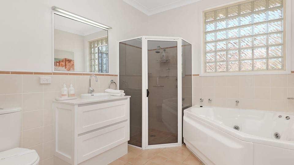 Main bathroom with spa bath