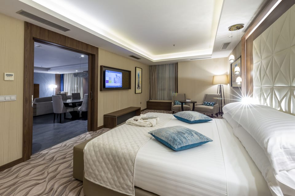 Royal Suite | Hypo-allergenic bedding available, minibar, in-room safe, desk