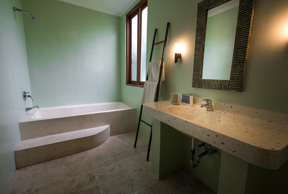 Suite, Garden View | Bathroom | Free toiletries, towels