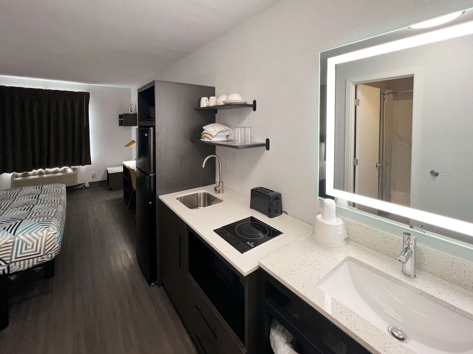 Standard Room, 1 Queen Bed, Non Smoking, Kitchenette | Private kitchenette | Full-size fridge, microwave, stovetop, toaster