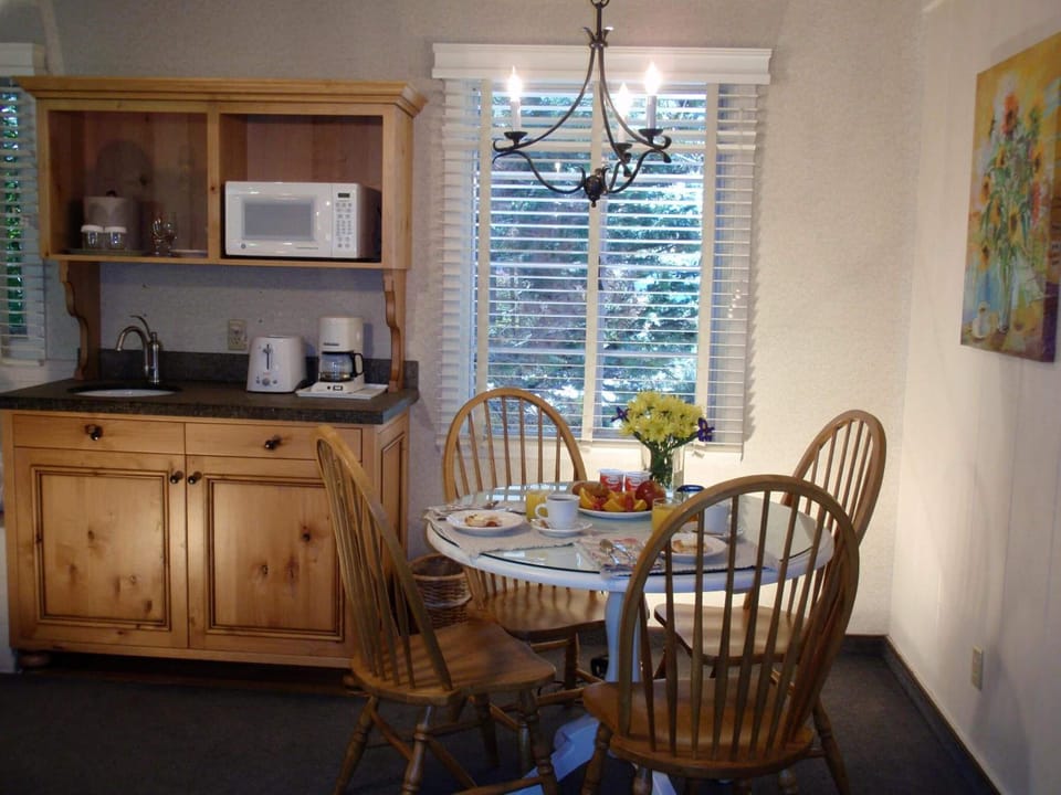 Coffee/tea maker, fridge, toaster