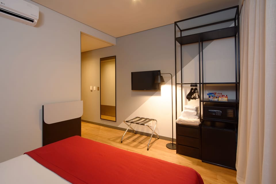 Standard Room Adaptado | Minibar, in-room safe, individually decorated, individually furnished