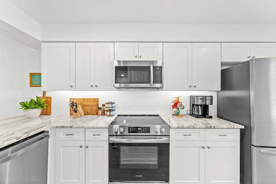 Bright, spacious, and fully equipped, it's perfect for enjoying meals after a beach day.