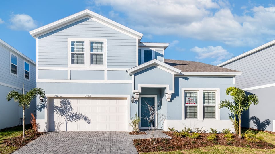 Home Exterior: Modern elegance meets lush greenery.