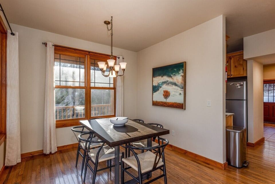 Kitchen eating area