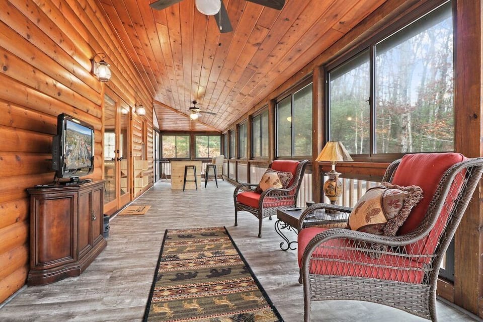 Plenty of outdoor seating and entertainment.