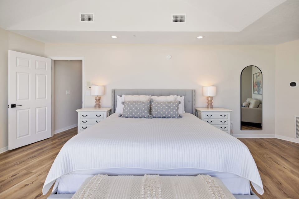 3rd floor Gulf Side suite with king bed and twin trundle beds