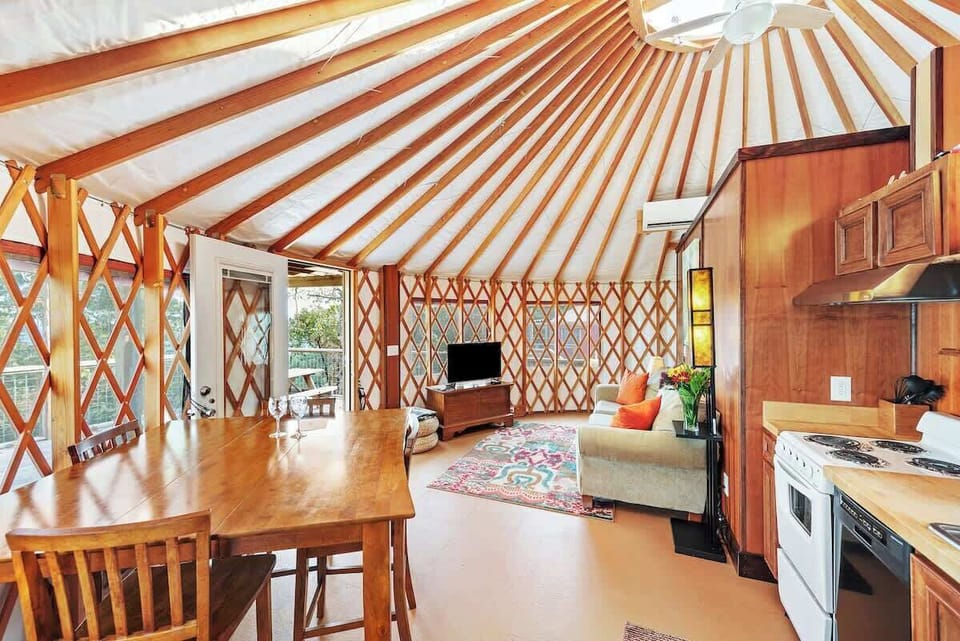 Full kitchen, large refrigerator, oversized dinning table, flat screen ROKU Tv. It should have everything you need.
