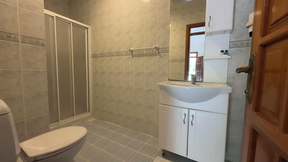 Luxury Double or Twin Room | Desk, laptop workspace, free WiFi, bed sheets