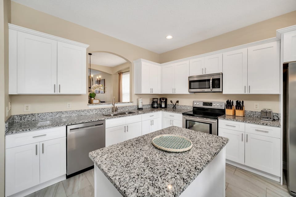 House (Multiple Bedrooms) | Private kitchen | Microwave, oven, stovetop, dishwasher