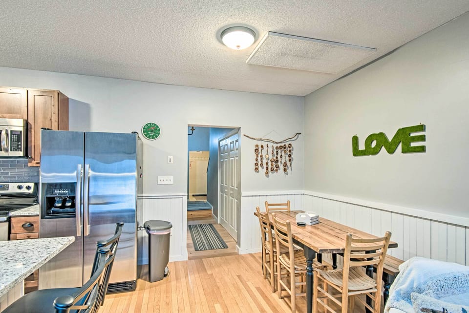 Dining Area | 6-Person Dining Table