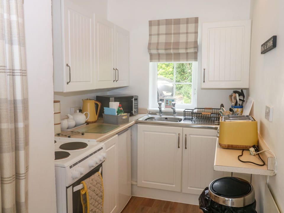 Cottage | Private kitchen | Fridge, microwave, electric kettle, toaster