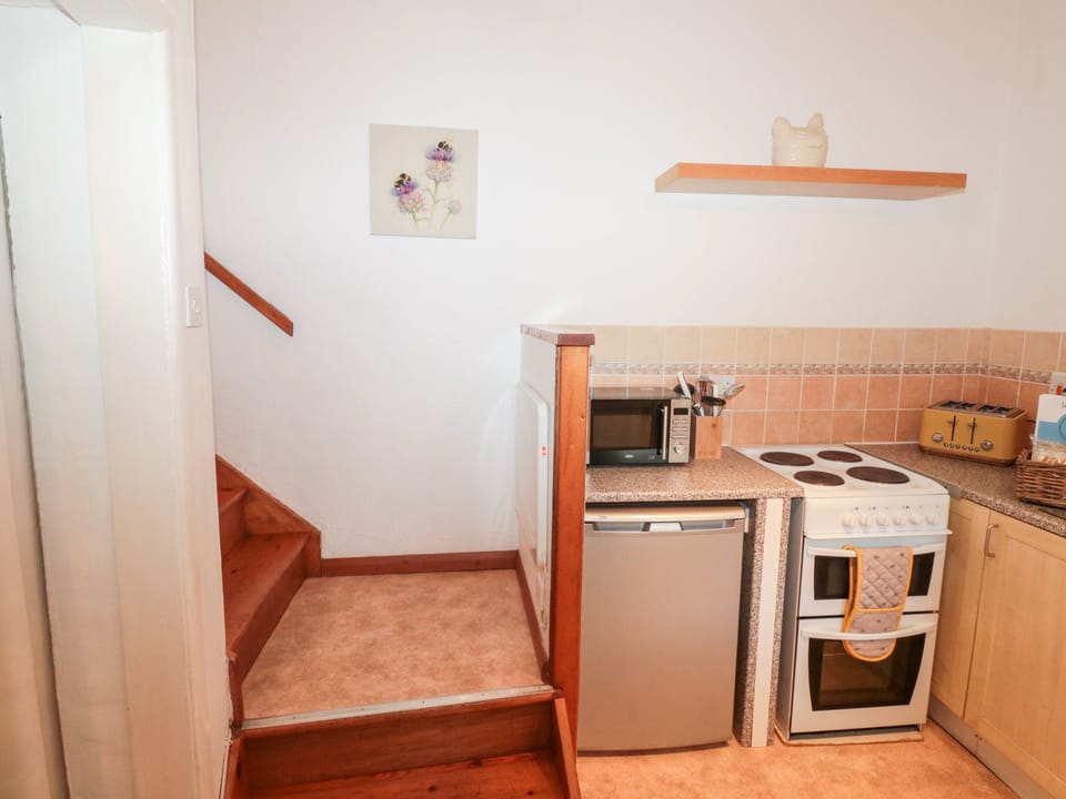 Cottage | Private kitchen | Fridge, microwave, electric kettle, toaster