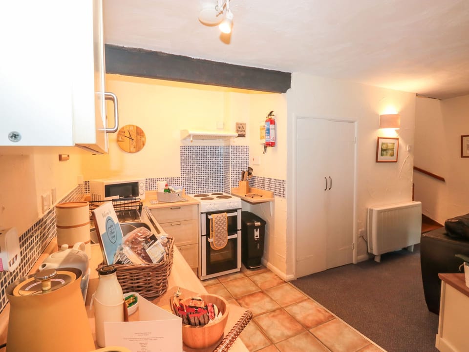 Cottage | Private kitchen | Fridge, microwave, electric kettle, toaster