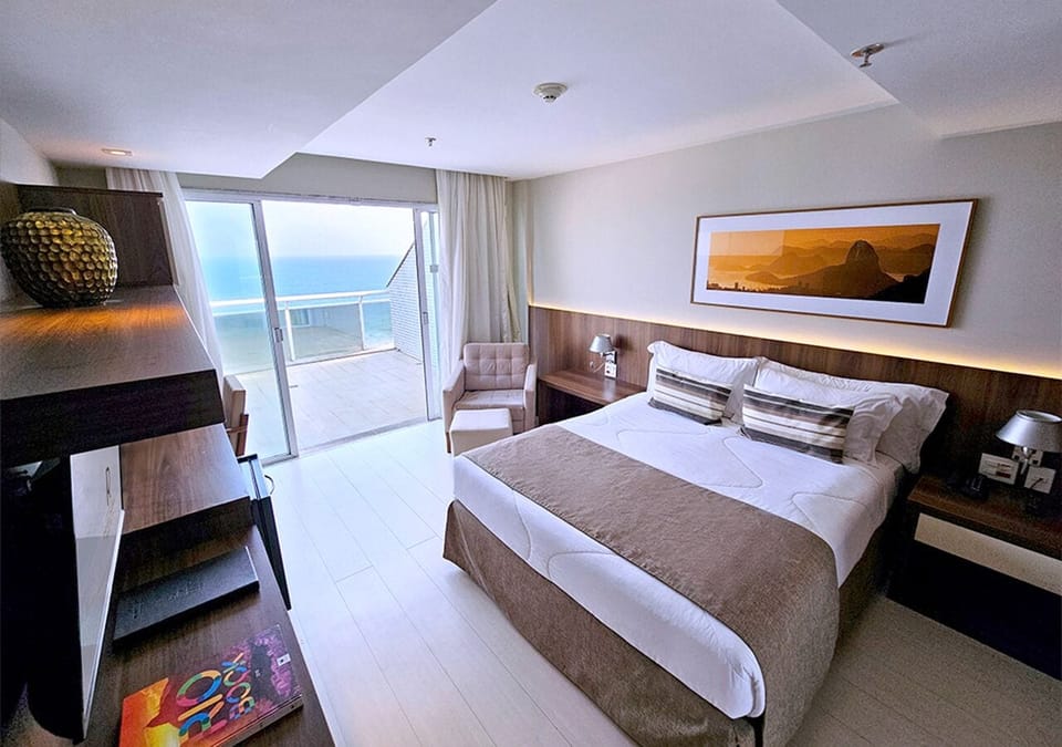 Master Frente com Hidro | Minibar, in-room safe, blackout drapes, iron/ironing board