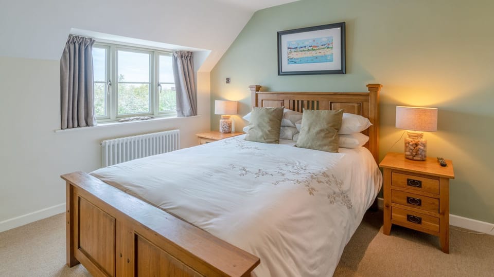 Bedroom One, Woodside Cottage, Bolthole Retreats