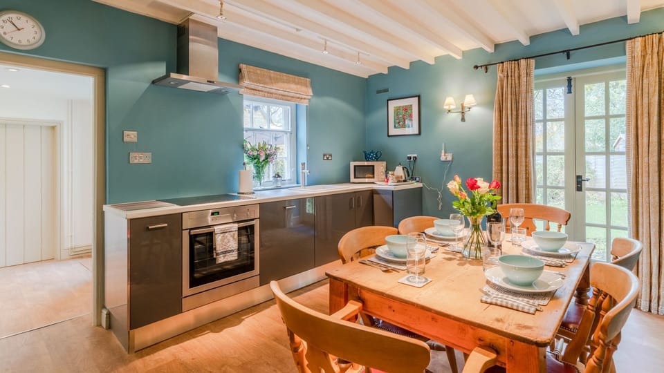 Kitchen-Dining Room, 2 Manor Lodge Cottages, Bolthole Retreats