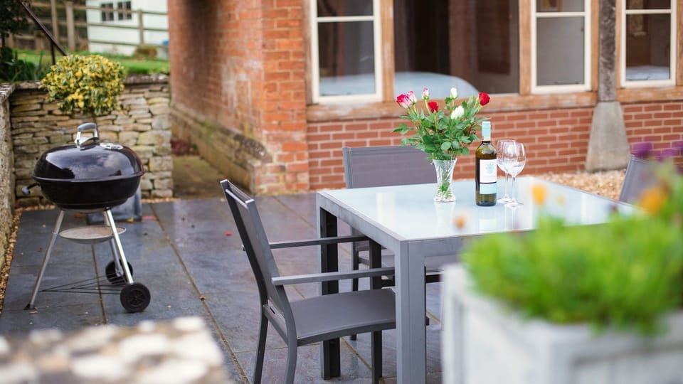Patio and BBQ, The Granary at Rectory Farm, Bolthole Retreats