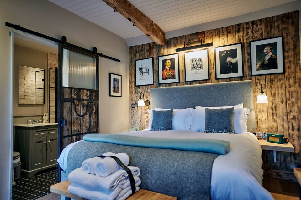 Classic Room | Hypo-allergenic bedding available, desk, laptop workspace, soundproofing