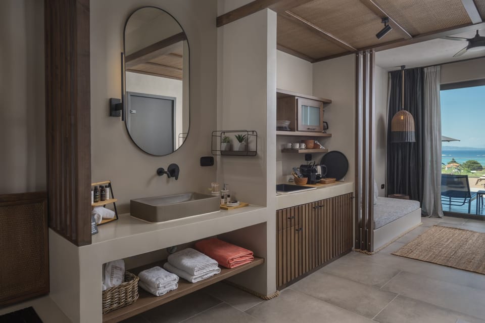 Premium Suite | Bathroom | Shower, free toiletries, hair dryer, towels