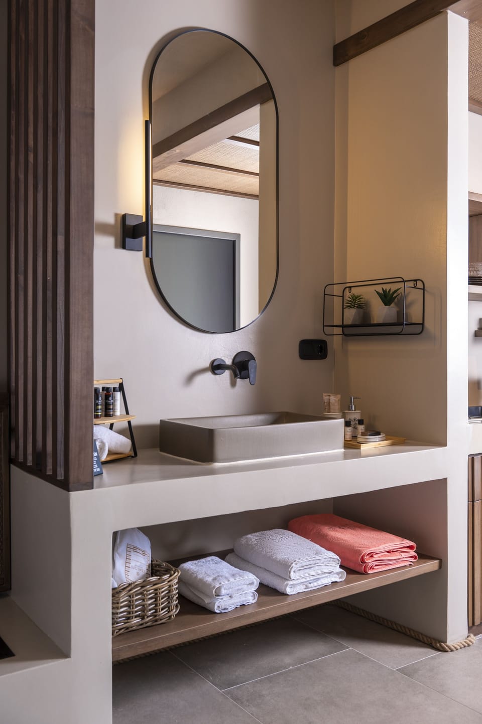 Premium Suite | Bathroom | Shower, free toiletries, hair dryer, towels