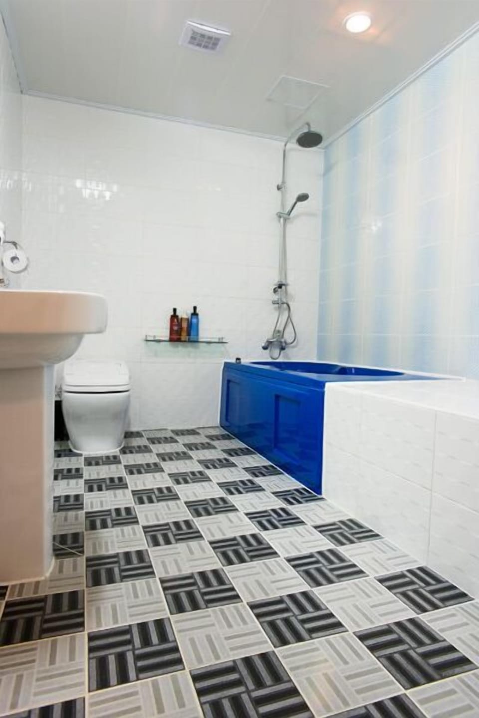 Twin Room | Bathroom | Hair dryer, towels