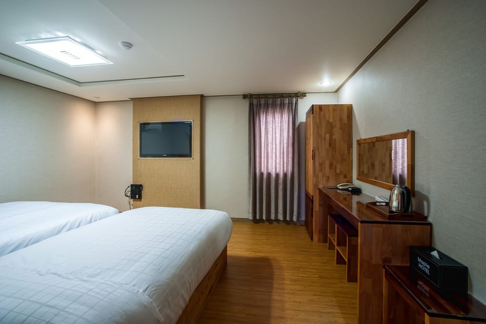 Twin Room | Down comforters, free WiFi
