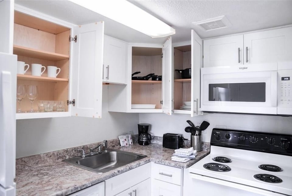 Apartment, 1 Bedroom | Private kitchen | Fridge, oven, coffee/tea maker, toaster