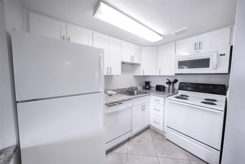 Apartment, 1 Bedroom | Private kitchen | Fridge, oven, coffee/tea maker, toaster