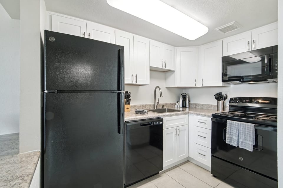 Apartment, 1 Bedroom | Private kitchen | Fridge, oven, stovetop, coffee/tea maker