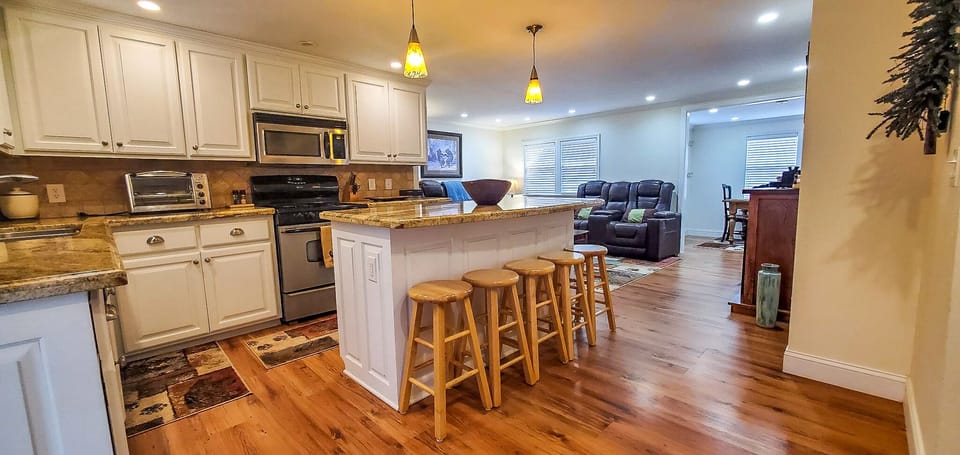 Prepare a scrumptious meal in this well-equipped kitchen or if cooking is not on the agenda head to West Jefferson and dine at one of our great restaurants!