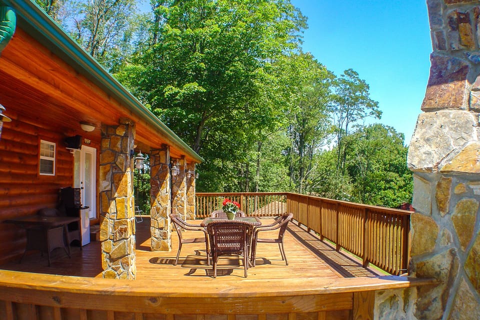 Enoy your vacation just relaxing on this great deck in the Carolina Mountains.