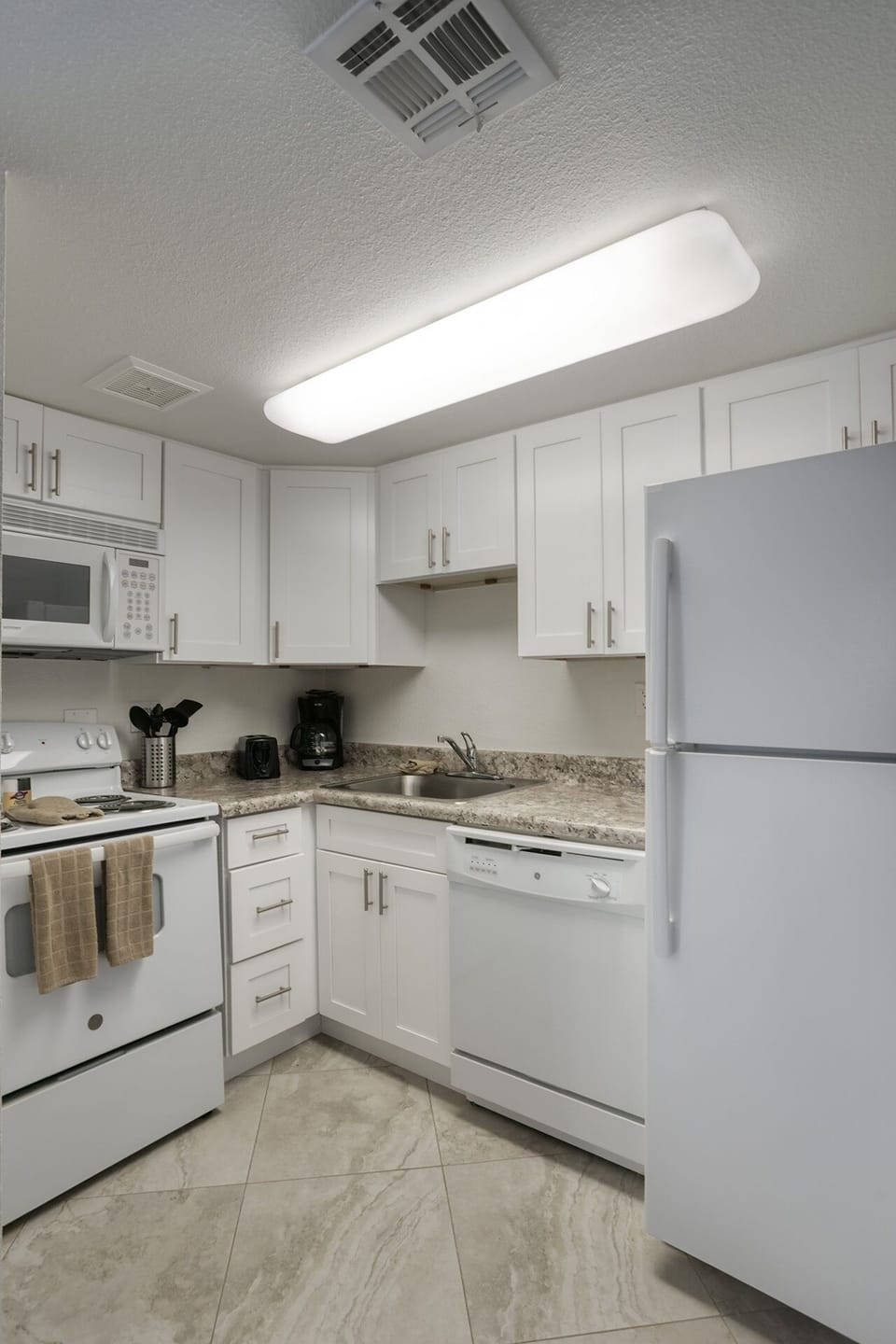 Apartment, 1 Bedroom | Private kitchen | Fridge, oven, stovetop, coffee/tea maker